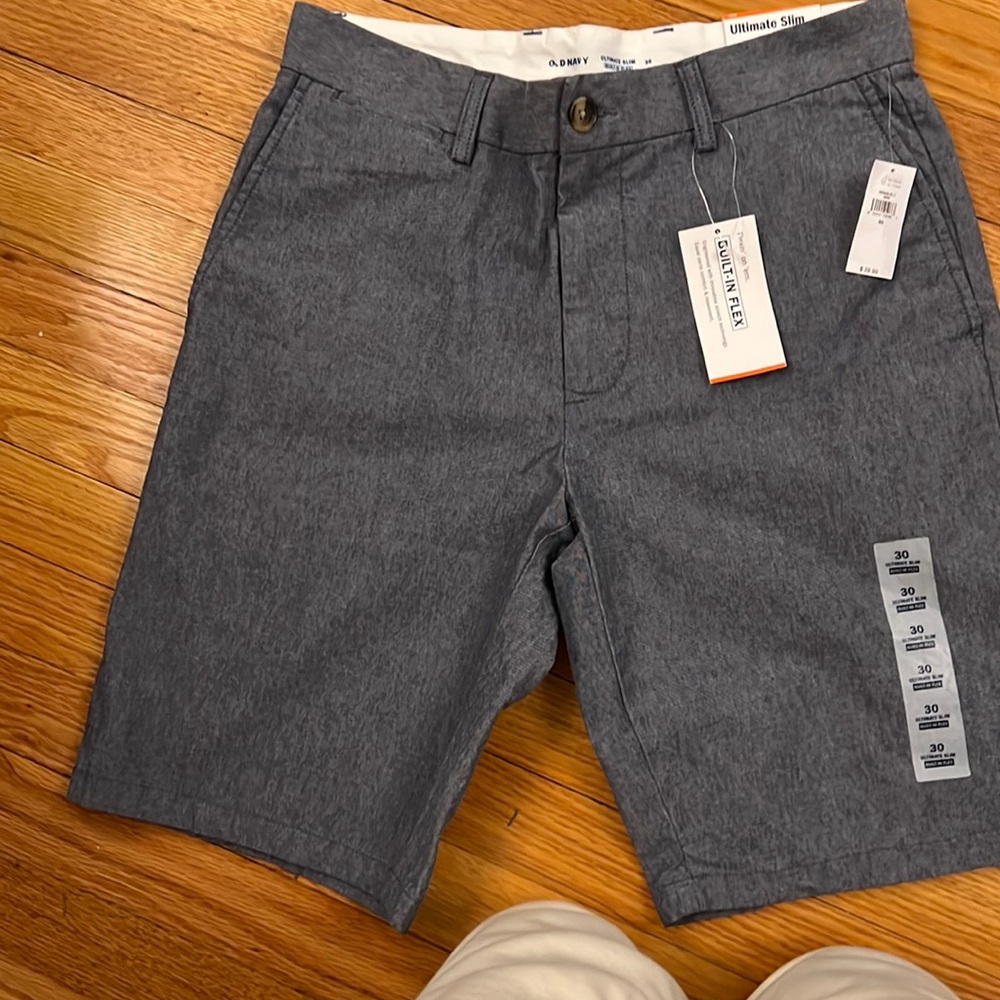Old Navy mens flat front shorts. Blue.Size 30. NWT